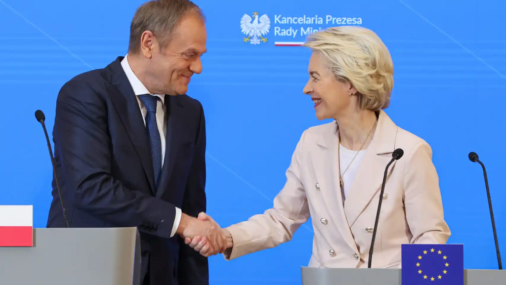 La presidenta Ursula von der Leyen saluda al primer ministro polaco, Donald Tusk