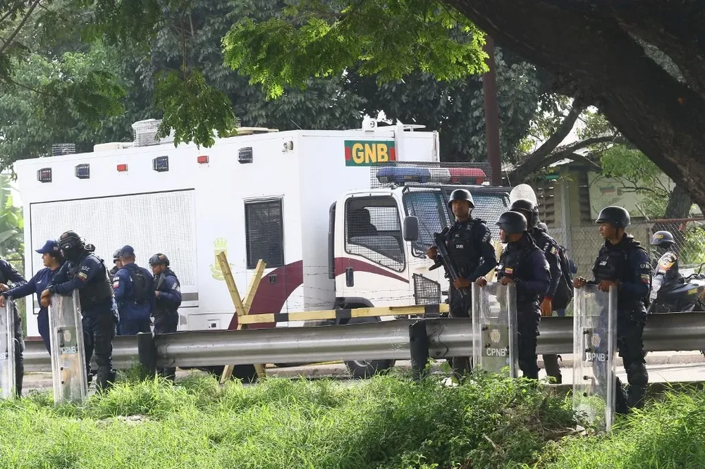 Un grupo de policías custodia las inmediaciones del penal durante el operativo para retomar la cárcel