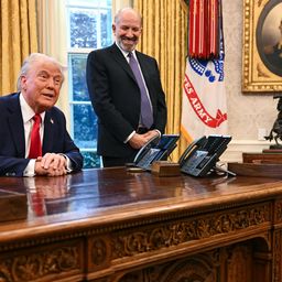 Donald Trump, Rupert Murdoch y el secretario de Comercio, Howard Lutnick, en la Casa Blanca en febrero de 2025.