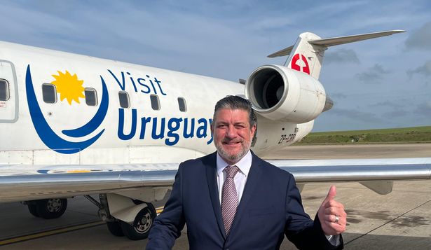 Ignacio Curbelo, director general de Secretaría del Ministerio de Turismo, posa junto al avión de Paranair que viaja de Montevideo a Salto