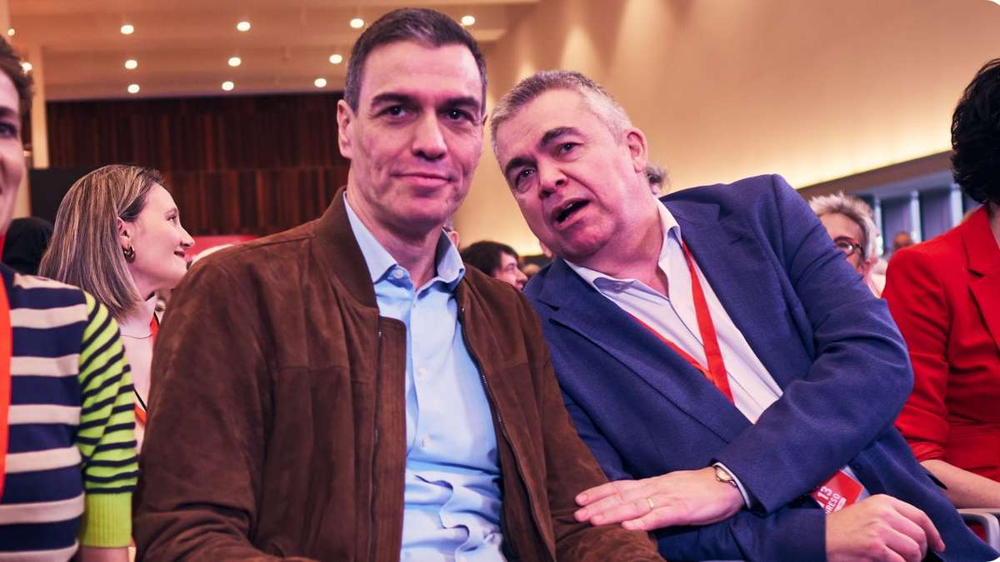 Pedro Sánchez, presidente español junto a Santos Cerdán, exsecretario de organización del PSOE.