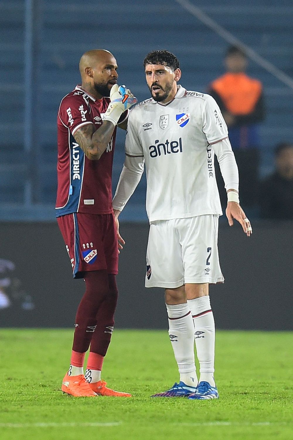 Luis Mejía y Agustín Rogel en Nacional vs Danubio