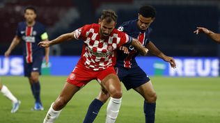 Cristhian Stuani de Girona ante la marca de Warren Zaire-Emery de Paris Saint-Germain por la Champions League