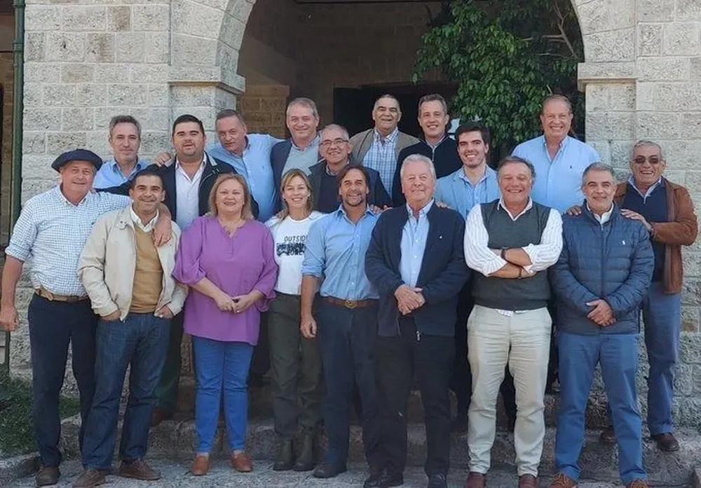 La foto del presidente junto a los intendentes en Anchorena