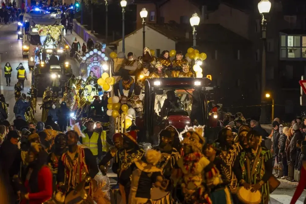 Un instante de la cabalgata de Reyes Magos que ha recorrido las calles de la ciudad de Teruel