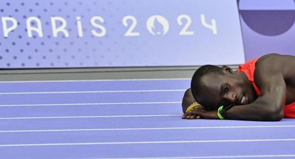 El keniano Zablon Ekhal Ekwam se tropezó mientras competía en la prueba de 400 metros masculinos de atletismo.