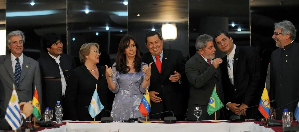 Tabaré Vázquez, Evo Morales, Michelle Bachelet, Cristina Fernández, Hugo Chávez, Lula y Rafael Correa, en setiembre de 2009, cuando la creación del malogrado Banco del Sur