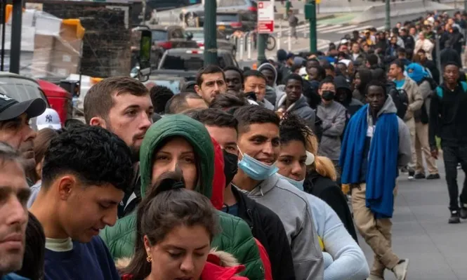 Miles de migrantes buscan tramitar sus papeles en Nueva York.