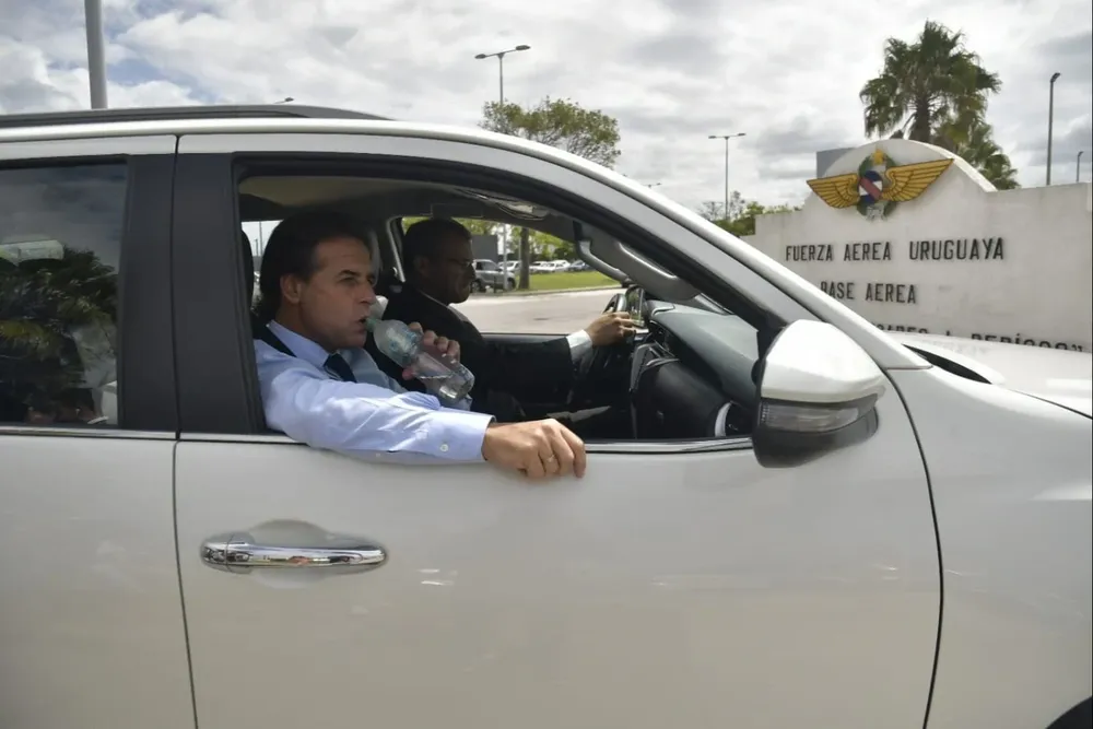 Lacalle Pou en su llegada al viejo aeropuerto de Carrasco, minutos antes del despegue a Chile