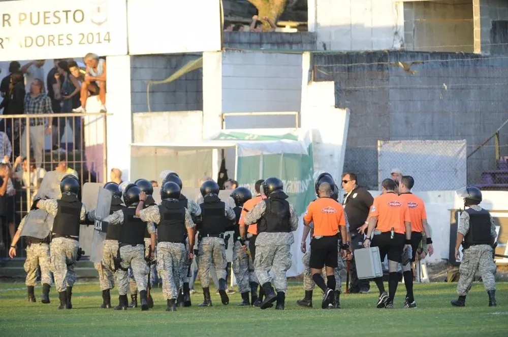 Así se retiró el árbitro Óscar Rojas del Franzini con la Policía