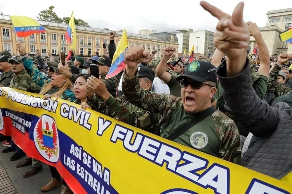 Militares y policías retirados protestan contra el gobierno de Gustavo Petro en Colombia