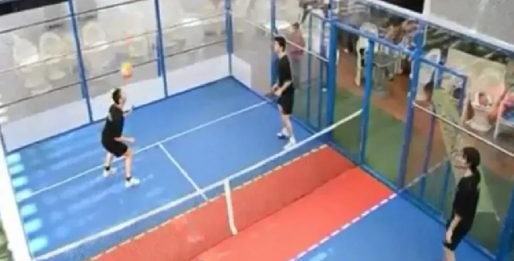 Gustavo Cánepa y Aníbal González Izaguirre, coordinador y director de Padbol Uruguay, estuvieron en El Observador TV y contaron sobre la expansión de este peculiar deporte que mezcla fútbol y pádel.Hablaron de un crecimiento explosivo en el mundo (ahora se practica en 17 países) y dijeron que en 2016 se llegaría a 50 canchas en Uruguay.