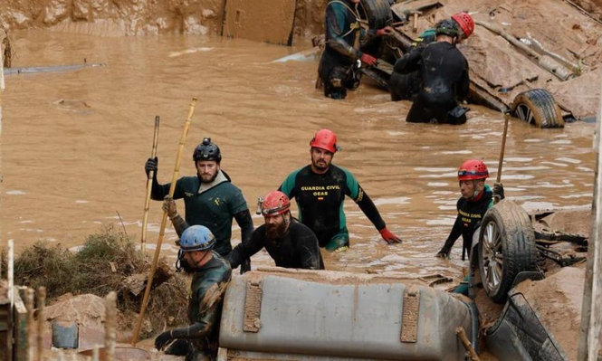 Los equipos de emergencias trabajan en la búsqueda de desaparecidos.