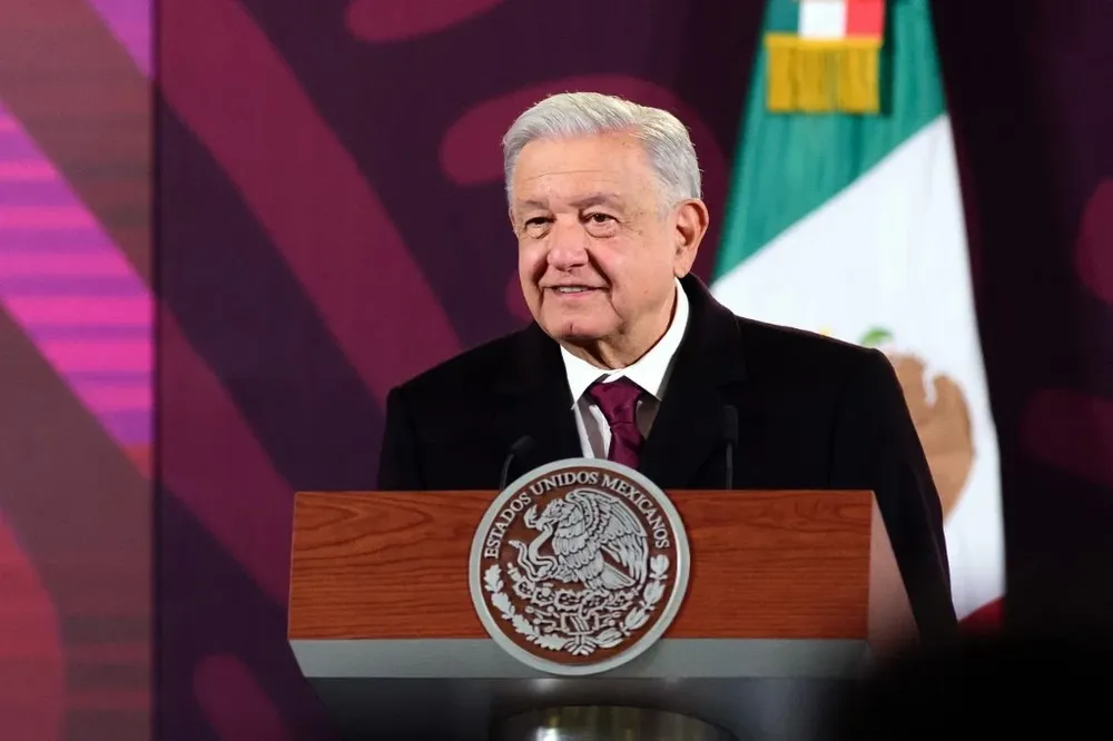 “Este paquete de iniciativas de reformas legales (están) orientadas a modificar artículos que fueron introducidos durante el periodo neoliberal”, dijo López Obrador.