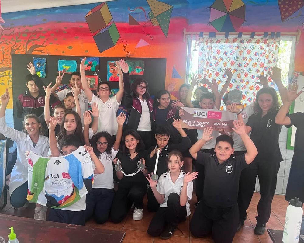 Ana Laura Fontes festejando con sus alumnos luego de una carrera Ana Laura Fontes festejando con sus alumnos luego de una carrera