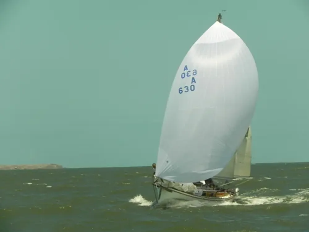 El velero vintage argentino Lucero, con la isla de Lobos al fondo