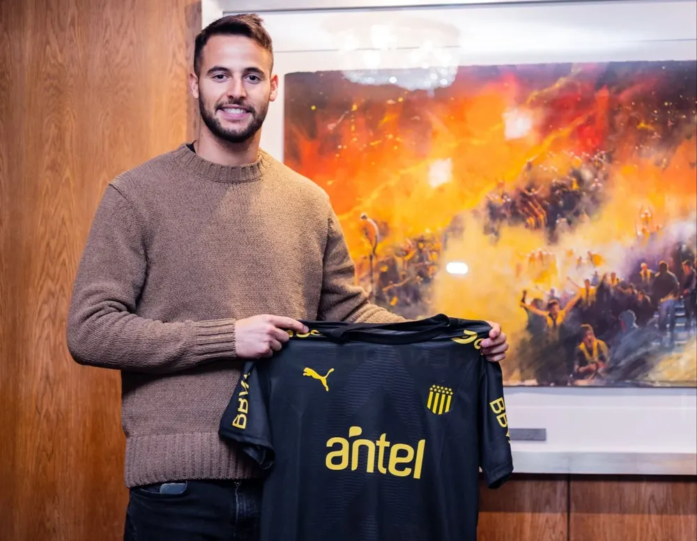 Guillermo De Amores posó con la camiseta de Peñarol