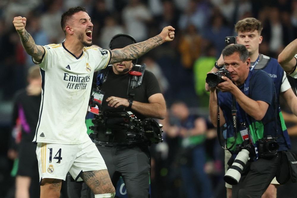 Joselu y su festejo. Luego fue felicitado por Facundo Pellistri