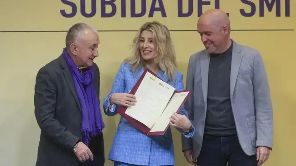 Yolanda Díaz, Pepe Álvarez (UGT) y Unai Sordo (CCOO) firman el acuerdo para subir el salario mínimo un 5% en 2024