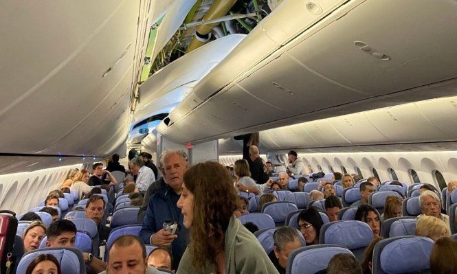 Así quedó parte del techo del avión de Air Europa que se dirigía a Montevideo