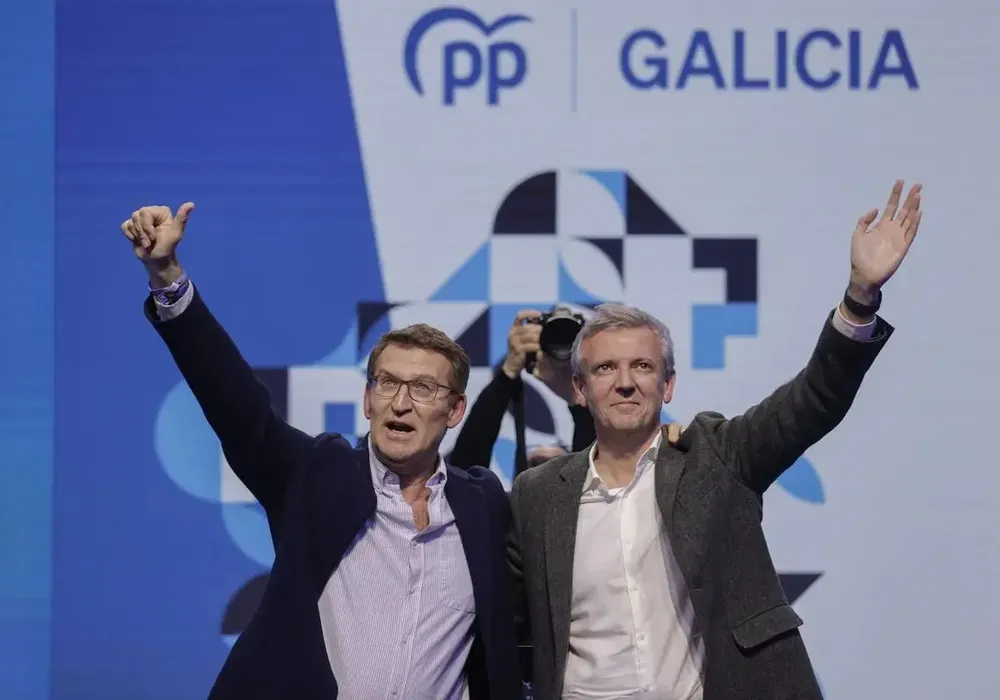 El presidente del PP, Alberto Núñez Feijóo, y el candidato a la presidencia de la Xunta de Galicia, Alfonso Rueda, participan en el cierre de campaña del candidato popular.