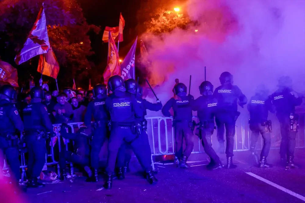 La Policía carga este lunes contra los manifestantes durante una concentración en contra de la amnistía, frente a la sede del PSOE en la calle Ferraz
