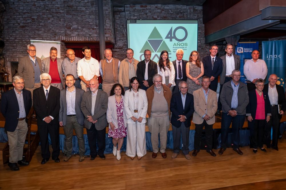 CAF y otro acto conmemorativo de sus 40 años, la presentación del libro: en la foto, los protagonistas de las historias que pudieron viajar a la presentación de la obra.