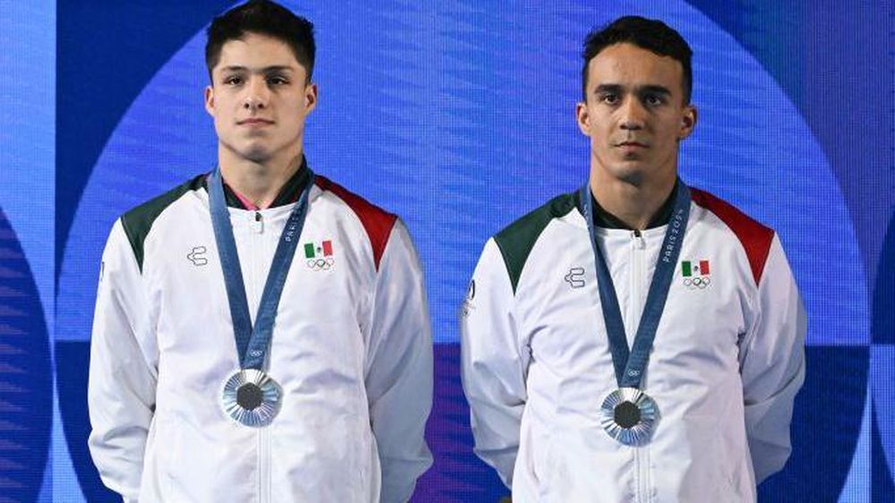 Osmar Olvera (derecha) luce la medalla de plata conseguida en París 2024. Muchos señalan a Ma Jin de ser la responsable de la gran evolución de Olvera.