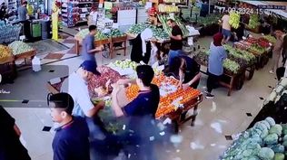 El momento en el que un aparato buscapersonas explota en el bolsillo de un hombre mientras estaba en un supermercado.