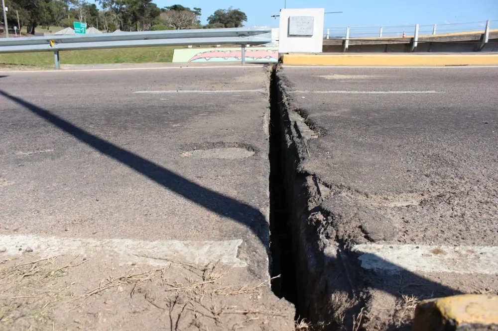 Grieta que se puede ver en el Puente de la Barra, clausurado por tiempo indefinido