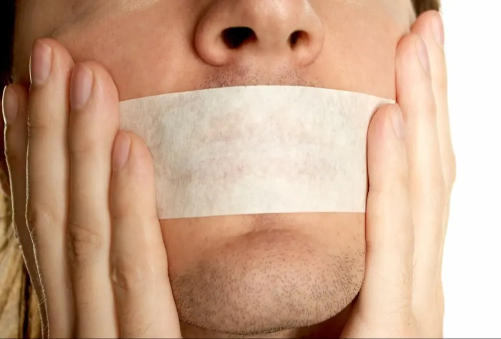 Expertos advierten del peligro del mouth taping, la última tendencia de deportistas e influencers.