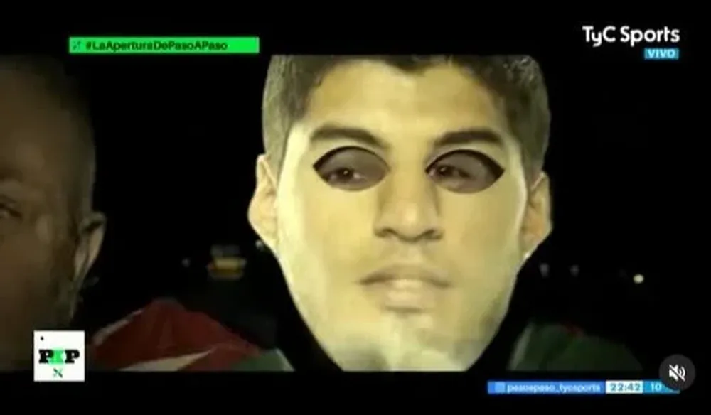 Hinchas de Vélez con la careta de Suárez