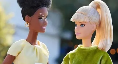 barbie inclusiva: la nueva linea de munecas sin pelo y con vitiligo