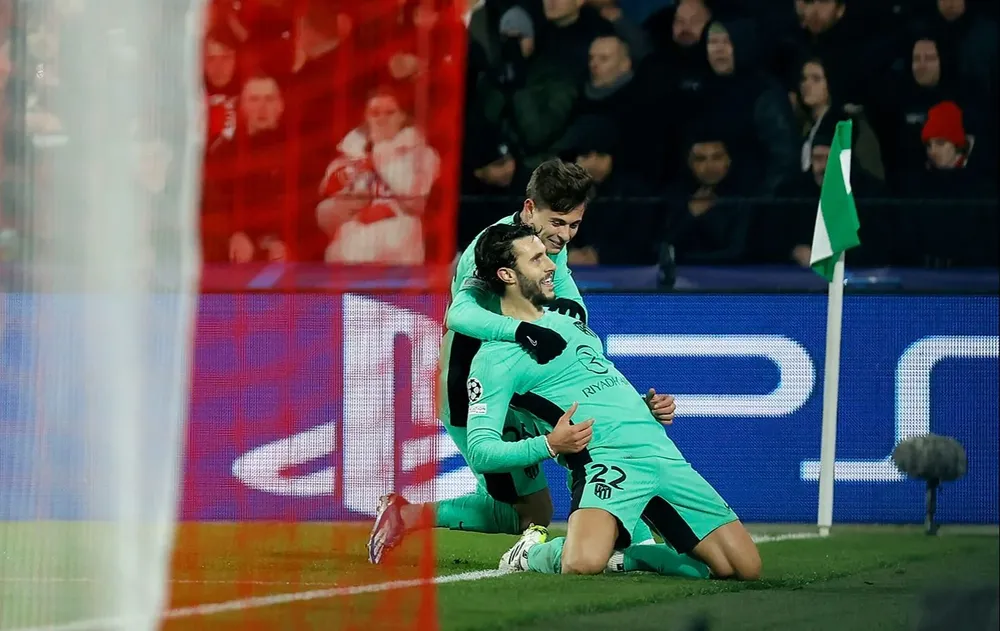 El Atlético de Madrid a octavos.