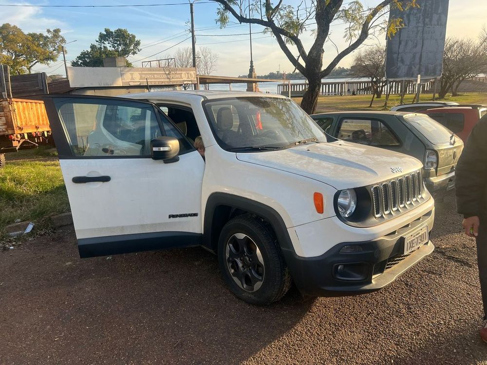 Gómez remata un Jeep Renegade Sport MT de 2016.&nbsp;