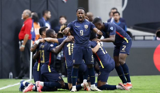 John Yeboah celebra el gol de Piero Hincapié, con el número 3, para el 1-0 de Ecuador sobre Jamaica por la Copa América