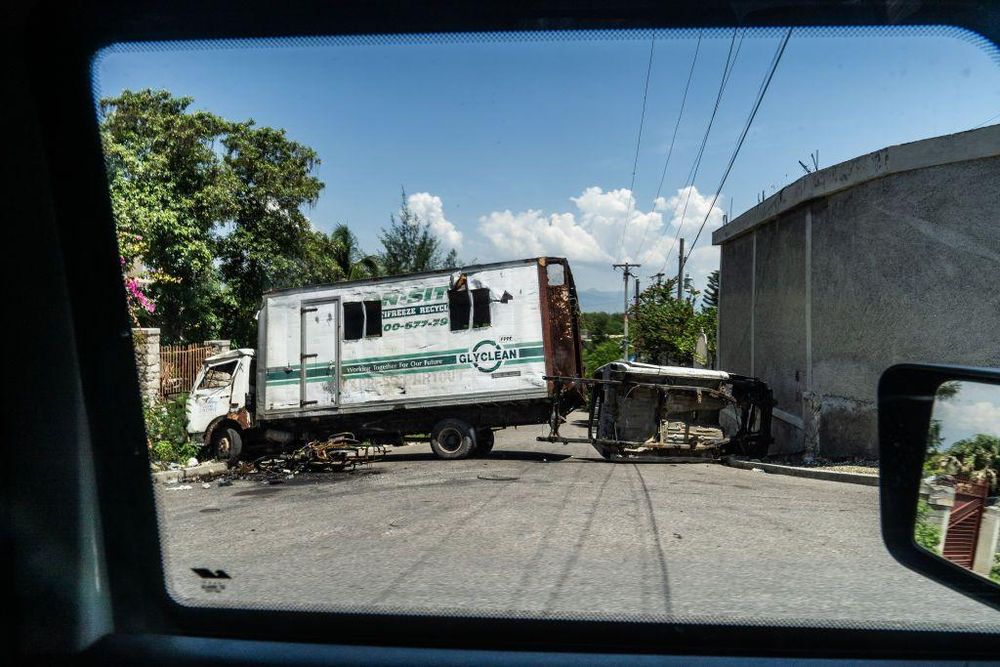 En las calles pueden verse vehículos abandonados ubicados estratégicamente para impedir el paso.