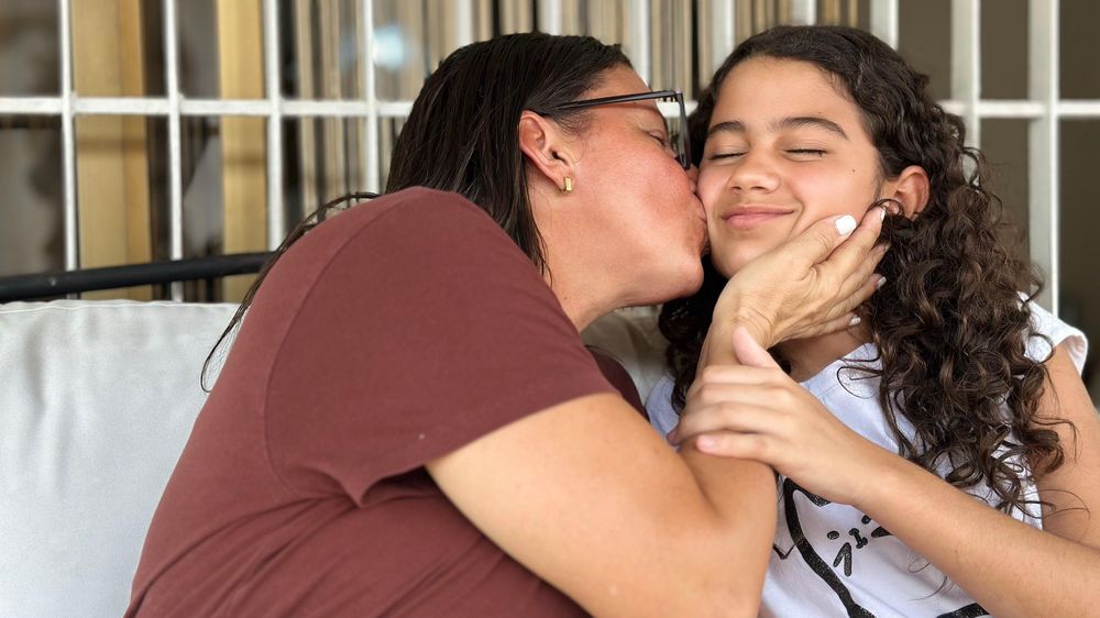 Karina (a la izquierda) admitió que en un principio creyó que no volvería a ver a su hija.