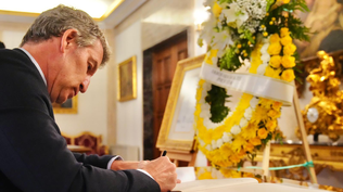 Alberto Núñez Feijóo firma el libro de condolencias por la muerte del Papa Francisco