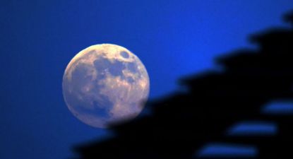 ultima superluna de 2025: la hora exacta en la que se podra ver hoy el fenomeno desde uruguay