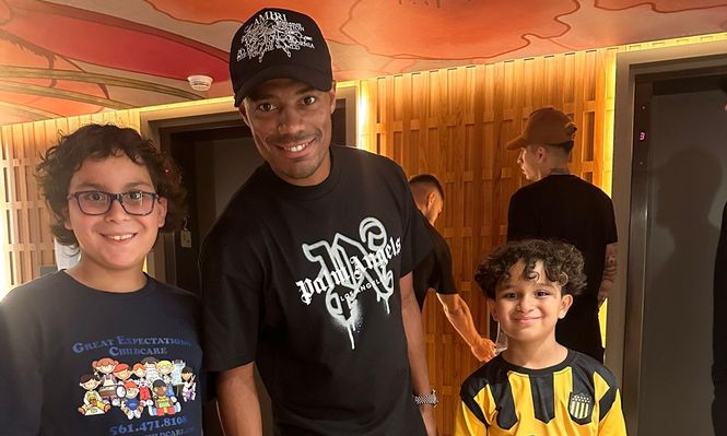 Nico De la Cruz y su rato libre, y una foto junto a hinchas de la selección uruguaya y Peñarol