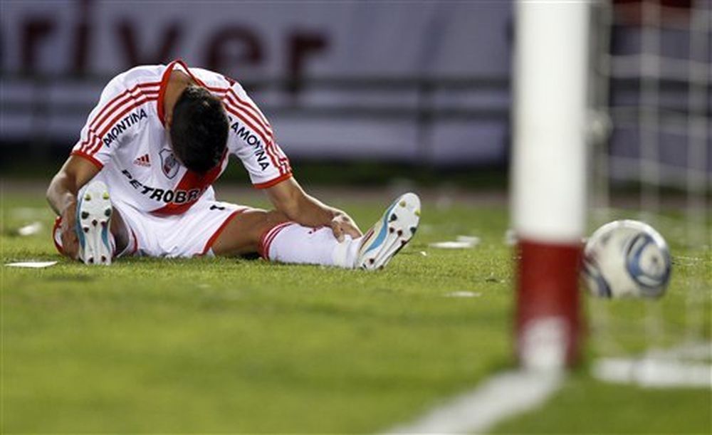 Erik Lamela se lamenta durante el partido