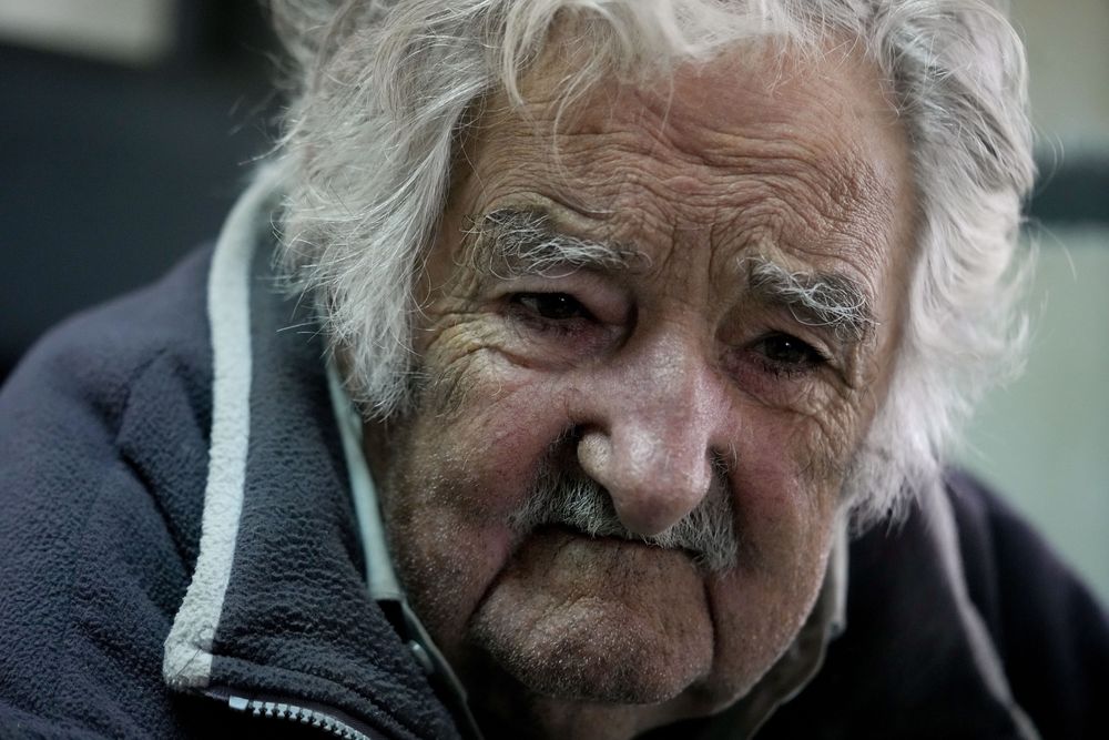 El expresidente uruguayo José Pepe Mujica hace una pausa durante una entrevista en Montevideo, Uruguay, el 22 de julio de 2023. (AP Foto/Natacha Pisarenko, Archivo)