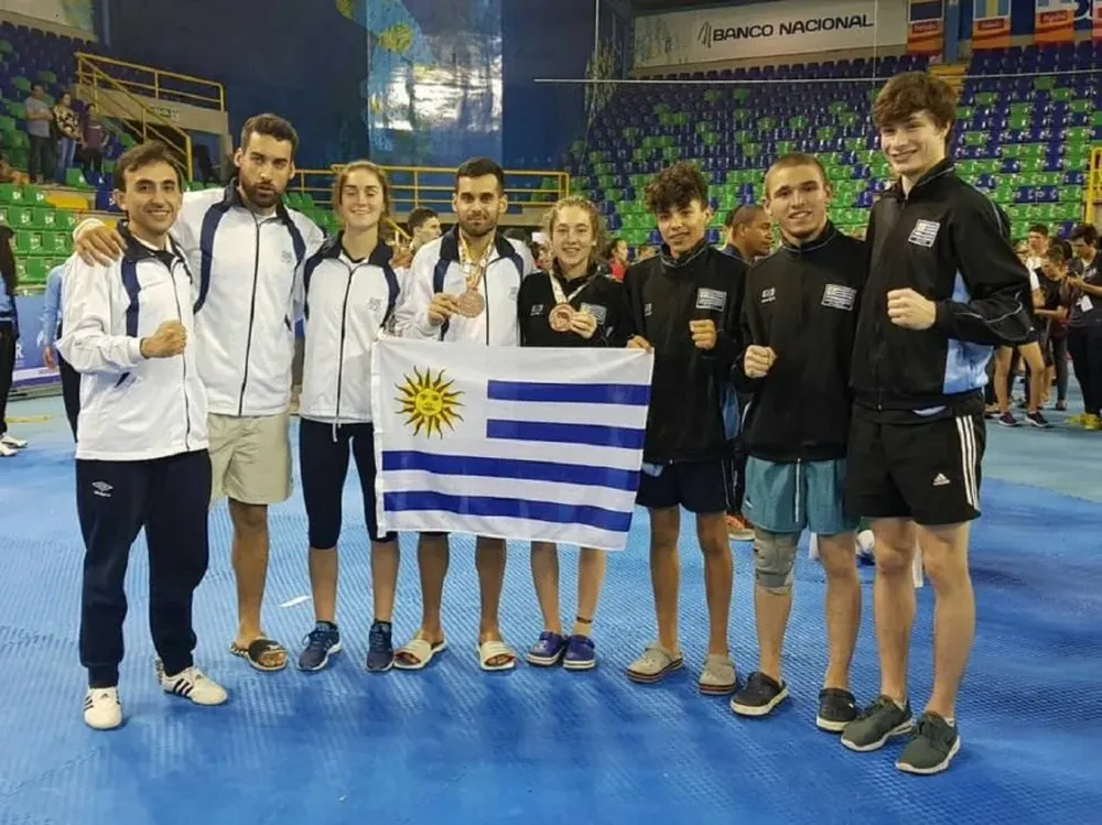 El equipo uruguayo en Costa Rica con González y Grippoli con sus medallas