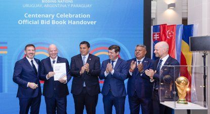 Gianni Infantino recibiendo la candidatura 2030 junto a Alejandro Domínguez, Robert Harrison, Ignacio Alonso y Claudio Tapia