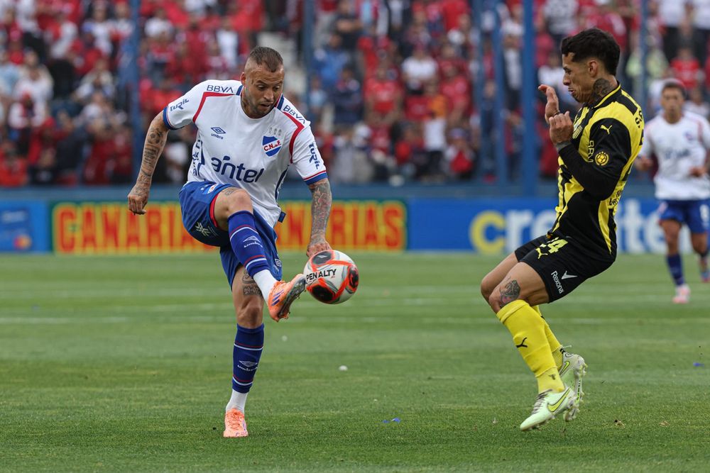 Nicolás López de Nacional ante Jesús Trindade de Peñarol por la final de la Liga AUF Uruguaya