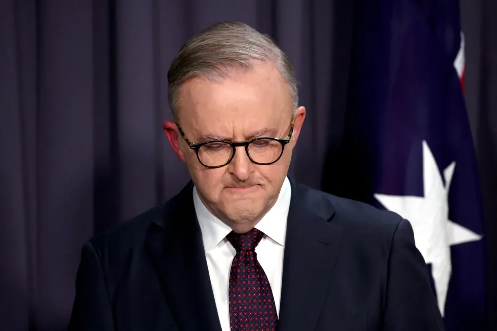 Visiblemente compungido por la derrota del “SÍ”, el primer ministro de Australia, Anthony Albanese, anuncia el resultado de la consulta