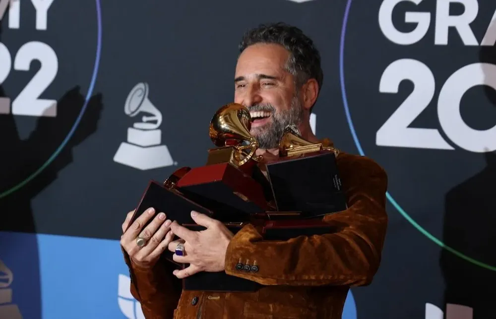 Jorge Drexler posa con sus siete premios Grammy Latino