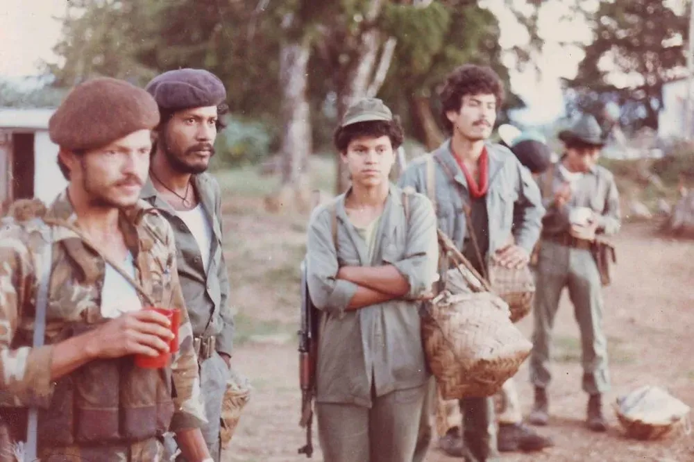 El uruguayo Guillermo Font junto a milicianos barriales en Nicaragua