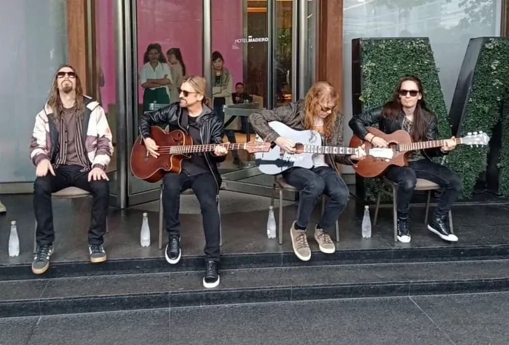 Megadeth en la puerta del hotel